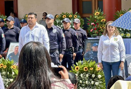 Rinden homenaje póstumo a policías municipales de Tepetlán