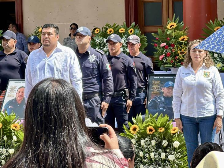 Rinden homenaje póstumo a policías municipales de Tepetlán