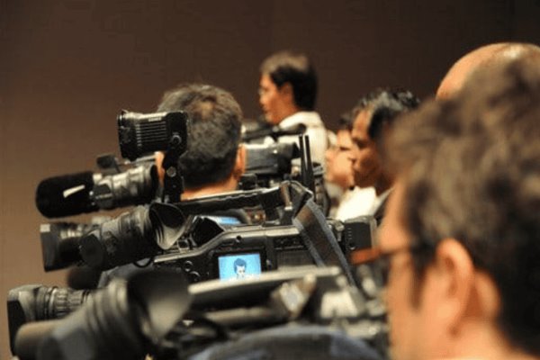Operación planchado y sin arrugas con los medios