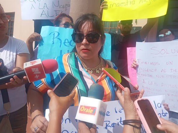 Se manifiestan en escuela de Veracruz contra mamá que exige 10 para su hija