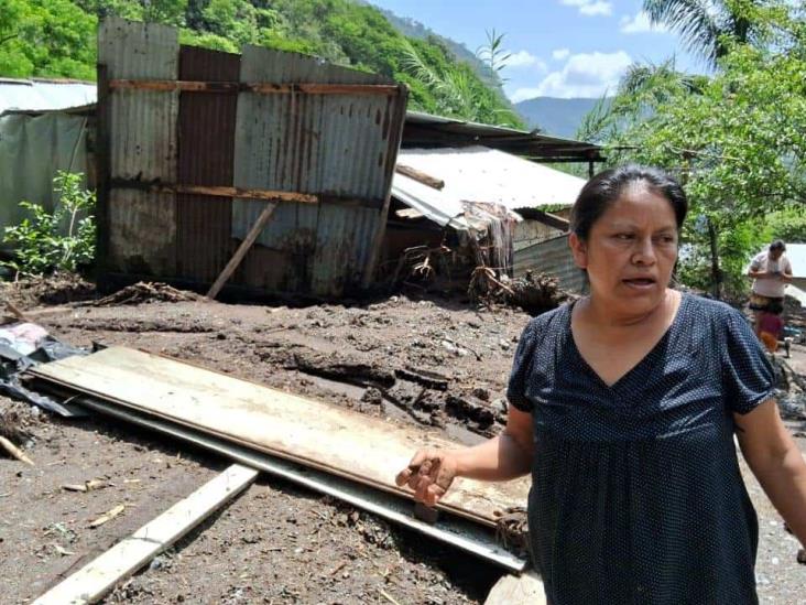 En Tlilapan, familia pide ayuda tras perderlo todo en derrumbe