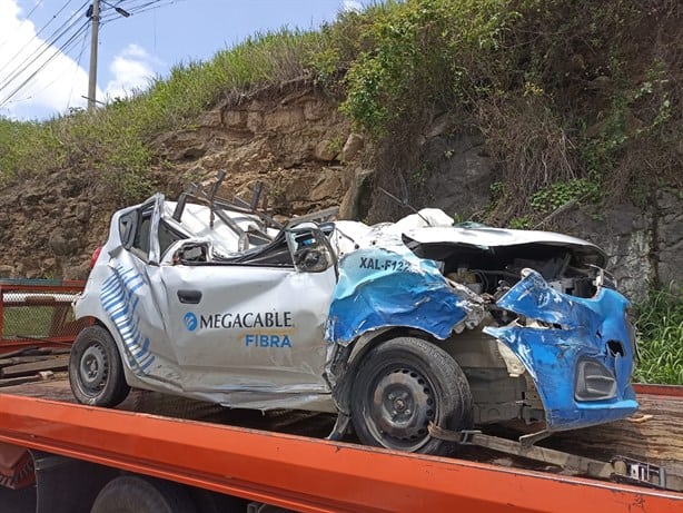 Aparatoso accidente entre automóvil de Megacable y autobús en El Lencero