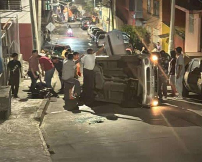 Volcadura de auto deja 3 lesionados, en Xalapa 