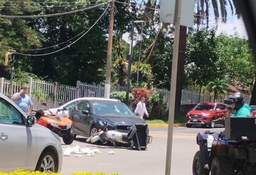 Se registra choque entre moto y auto en la avenida Ávila Camacho de Xalapa 