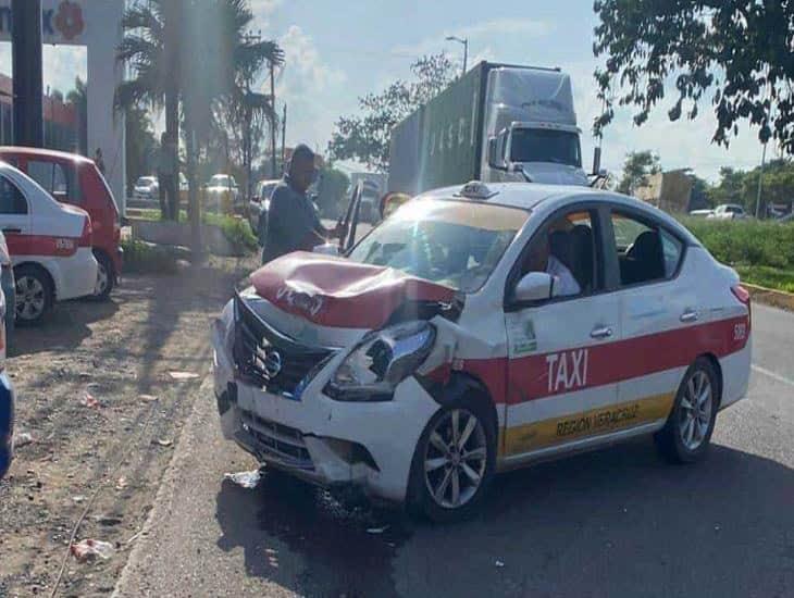 Aparatoso accidente entre taxi y auto particular en carretera Veracruz-Xalapa