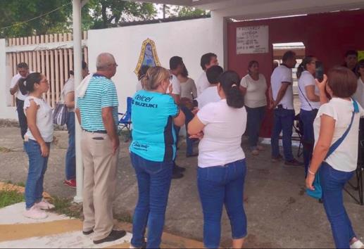 Docentes protestan en Poza Rica, exigen destitución de subdirector