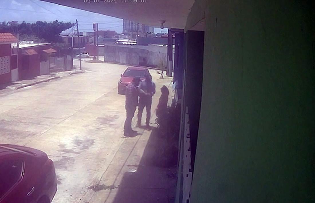 Queda grabado violento robo de auto en Coatzacoalcos; ¡encañonan a mujer! | VIDEO
