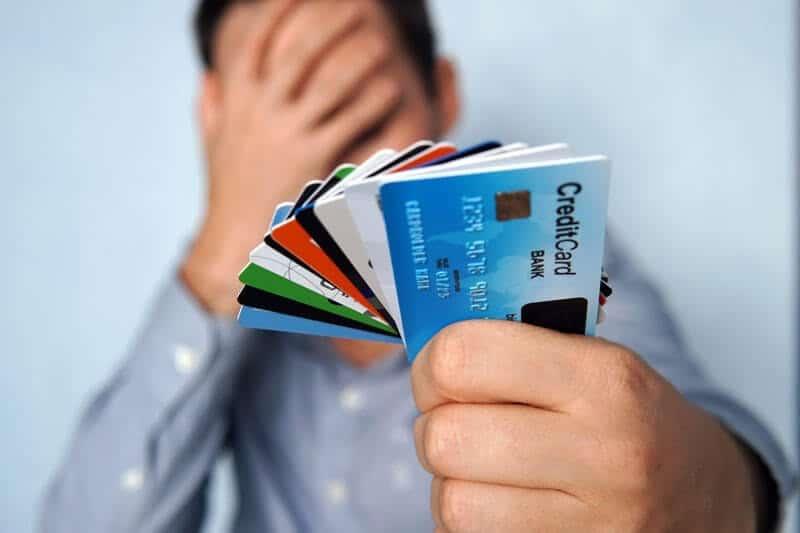 Más de la mitad de la población con tarjeta de credito está sobreendeudada