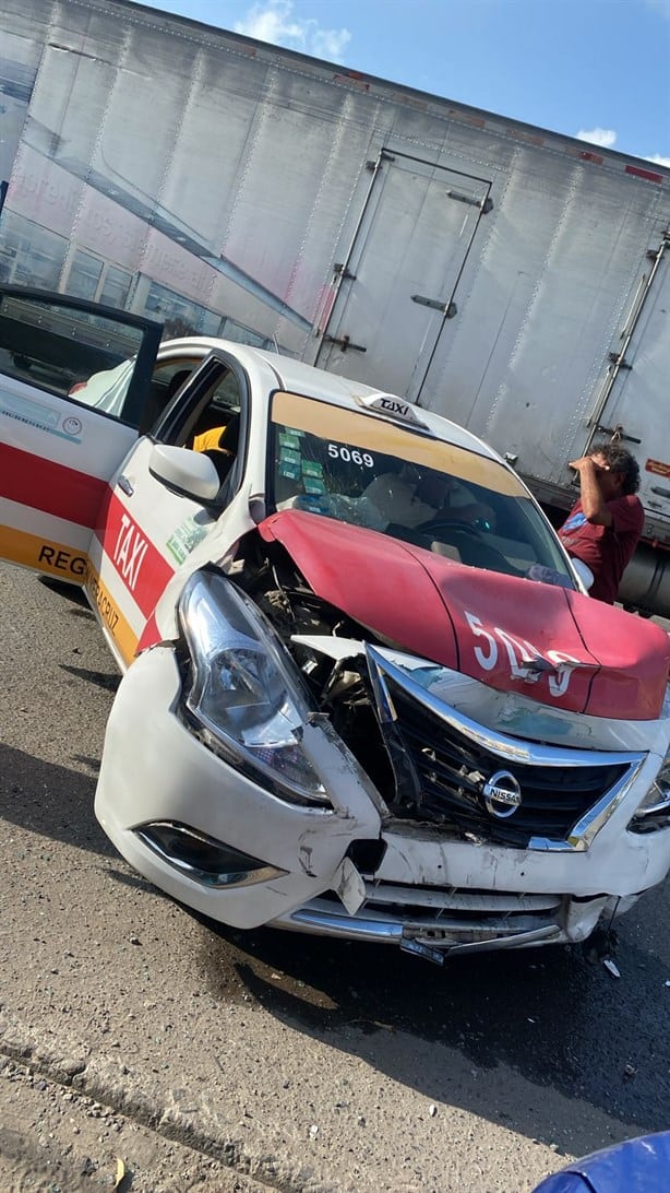 Aparatoso accidente entre taxi y auto particular en carretera Veracruz-Xalapa