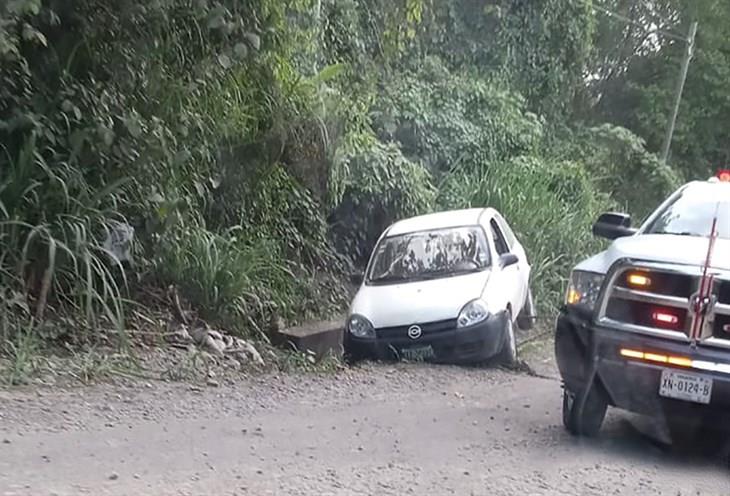 Familia sufre percance vehicular en la carretera Misantla-Martínez