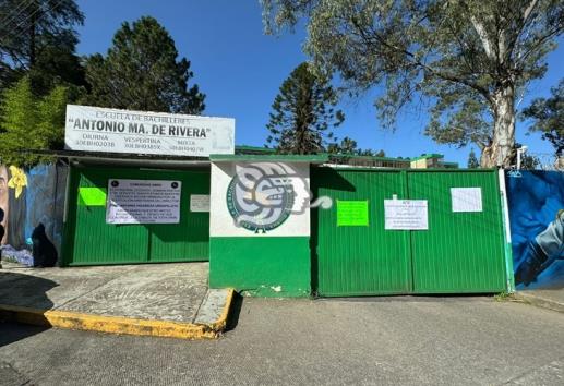 Toman bachillerato Antonio María de Rivera en Xalapa; piden restitución del director 