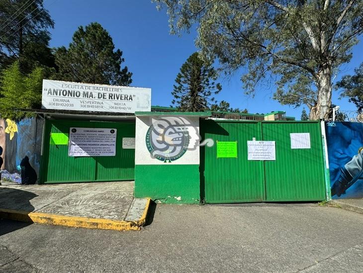 Toman bachillerato Antonio María de Rivera en Xalapa; piden restitución del director 