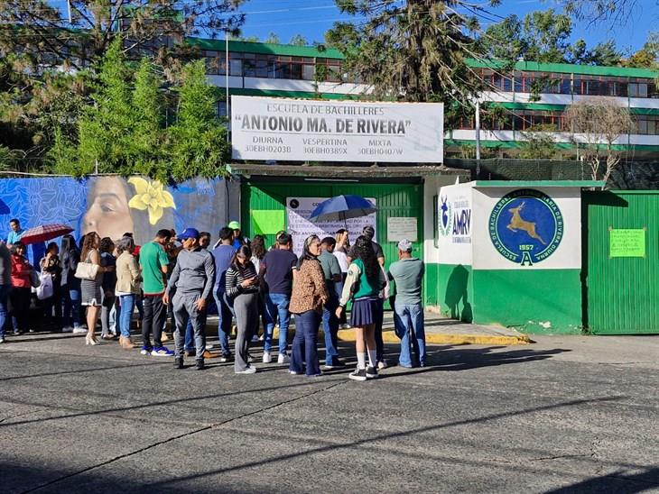 Toman bachillerato Antonio María de Rivera en Xalapa; piden restitución del director 