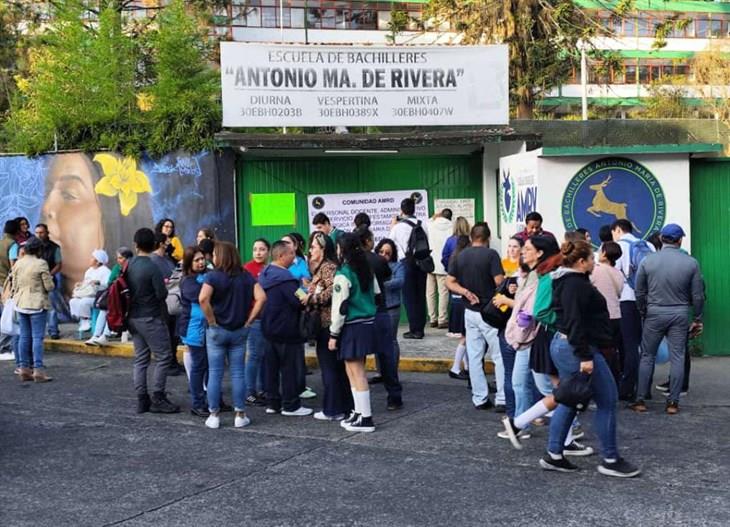 Toman bachillerato Antonio María de Rivera en Xalapa; piden restitución del director 