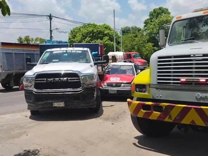 Camioneta gasera y taxi chocan en Martínez de la Torre