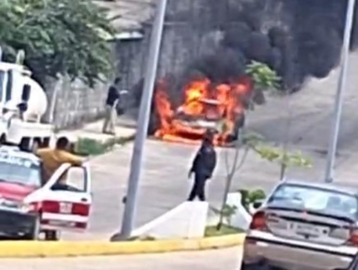 Por presunto corto circuito arde en llamas vehículo en Minatitlán