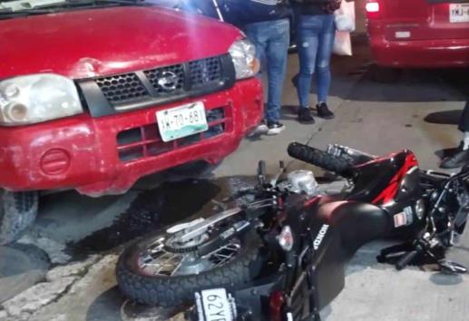 Camioneta embiste a motociclista en avenida Chedraui Caram de Xalapa