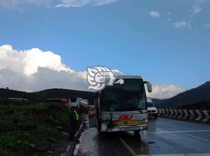 Autobús se impacta contra un tráiler en la autopista Orizaba-Puebla