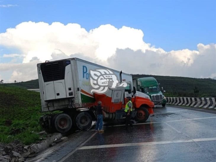 Autobús se impacta contra un tráiler en la autopista Orizaba-Puebla