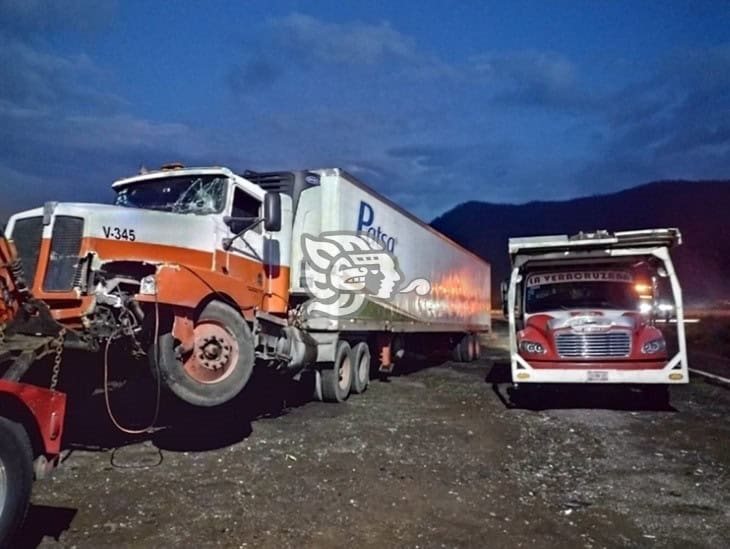 Autobús se impacta contra un tráiler en la autopista Orizaba-Puebla