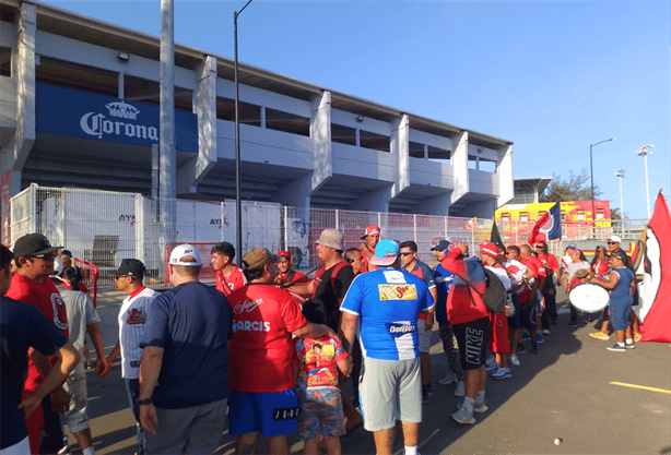 Aficionados de Tiburones Rojos de Veracruz realizan caravana por el legado del equipo escualo