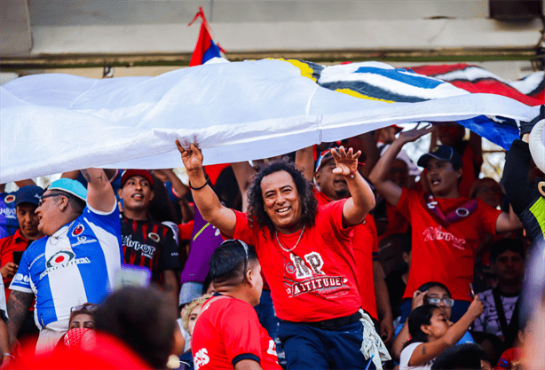 Aficionados de Tiburones Rojos de Veracruz realizan caravana por el legado del equipo escualo