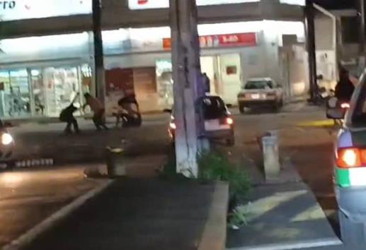 En Jardines de Xalapa, cuatro hombres se agarraron a golpes por presunto problema vial