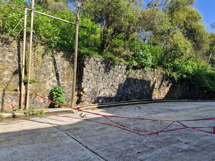 Muro de contención al borde del colapso en colonia Tatahuicapan de Xalapa