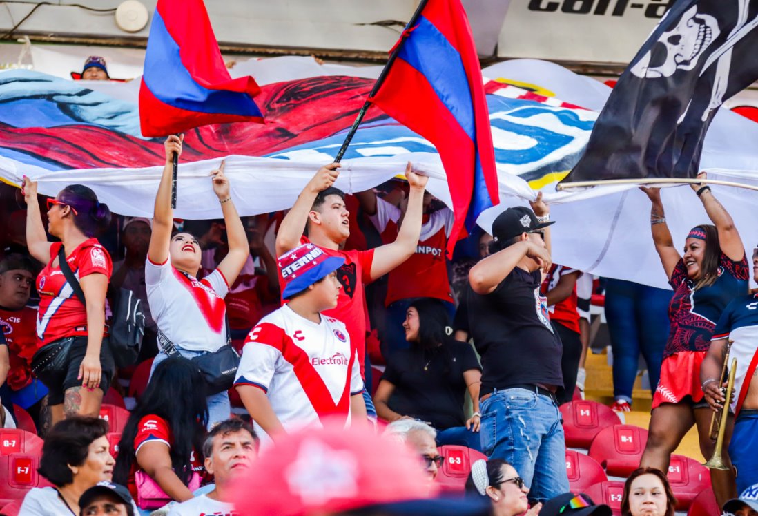 Aficionados de Tiburones Rojos de Veracruz realizan caravana por el legado del equipo escualo