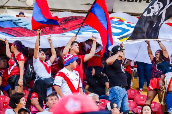 Aficionados de Tiburones Rojos de Veracruz realizan caravana por el legado del equipo escualo