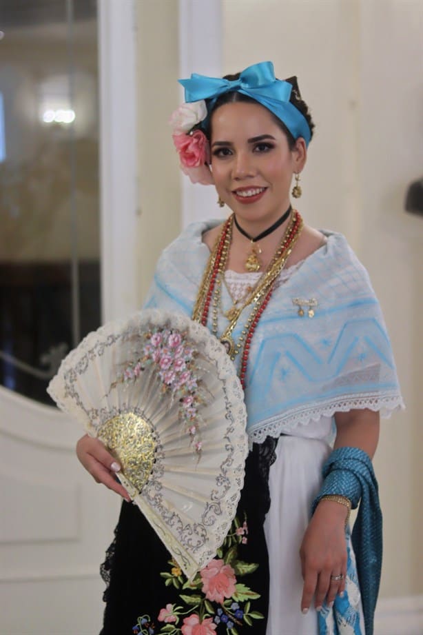 Exreinas del Carnaval de Veracruz desfilan por el festejo de 100 años
