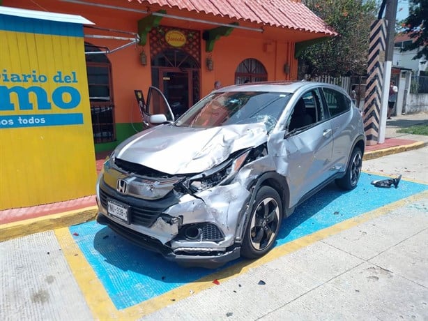 Carambola y volcadura en pleno centro de Coatzacoalcos; los daños son por más de 200 mil pesos