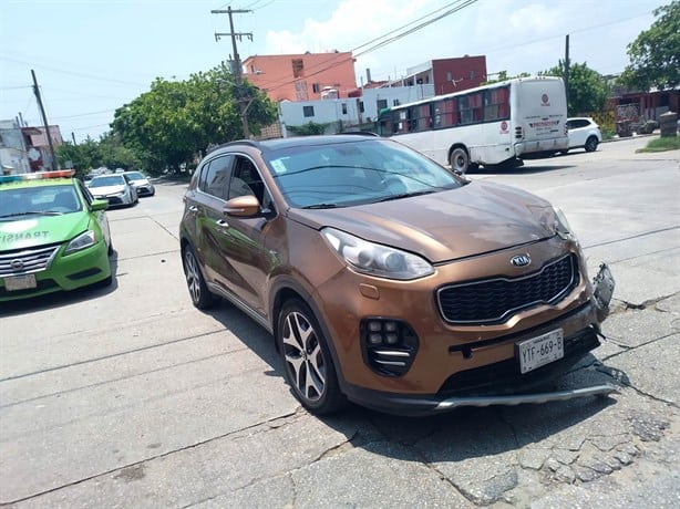Carambola y volcadura en pleno centro de Coatzacoalcos; los daños son por más de 200 mil pesos