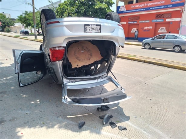 Carambola y volcadura en pleno centro de Coatzacoalcos; los daños son por más de 200 mil pesos