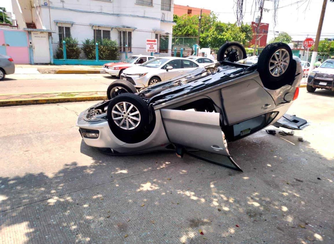 Carambola y volcadura en pleno centro de Coatzacoalcos; los daños son por más de 200 mil pesos