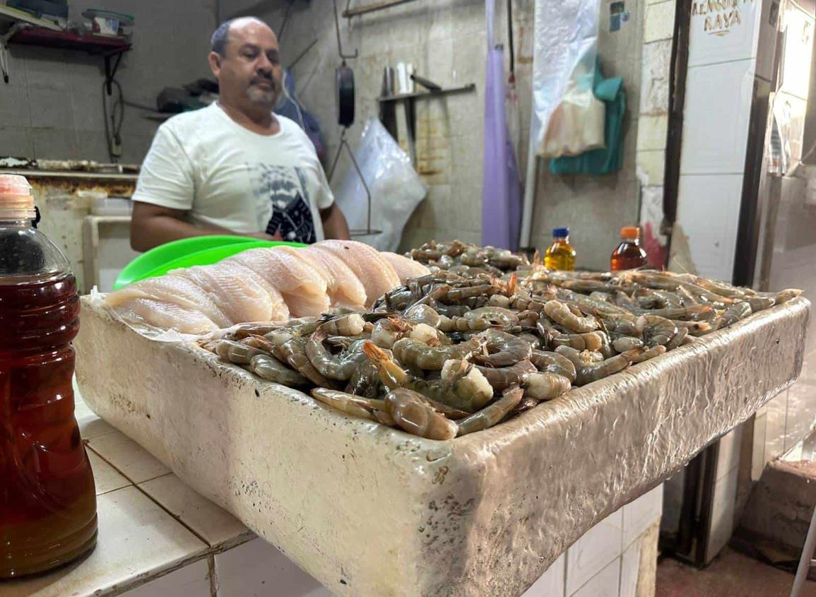 Con productos foráneos se sostienen las ventas en el Mercado de mariscos de Coatzacoalcos