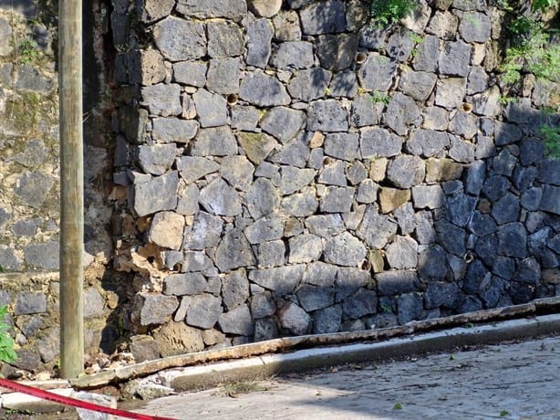 Muro de contención al borde del colapso en colonia Tatahuicapan de Xalapa