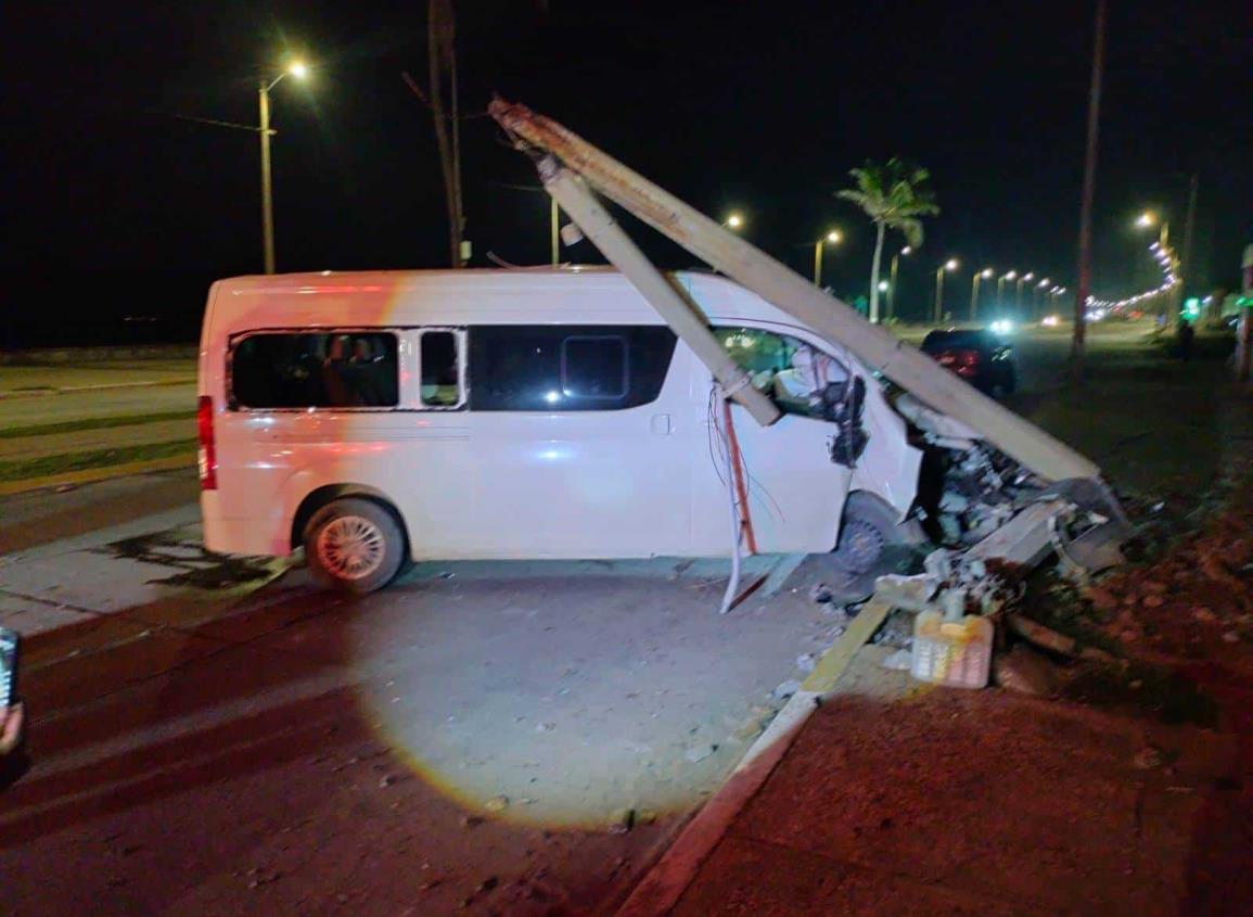 Camioneta se impacta contra poste de luz en el malecón de Coatzacoalcos