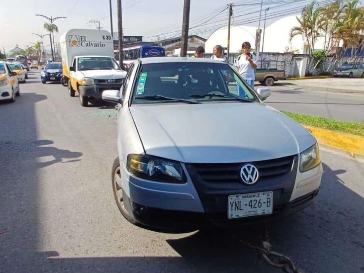 Le dio por detrás; camioneta repartidora de huevos choca con auto en Córdoba