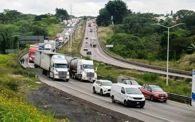 Capufe reporta fila de más de 4 kilómetros en la autopista Córdoba-Veracruz