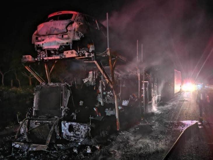 Se incendia nodriza con seis autos nuevos en autopista La Tinaja - Cosoleacaque
