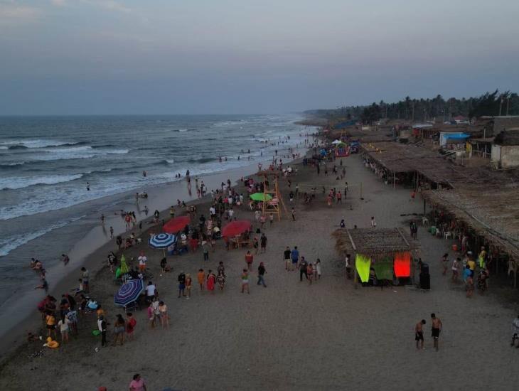 Afluencia de visitantes en playa Las Palmitas reactivaron el comercio local