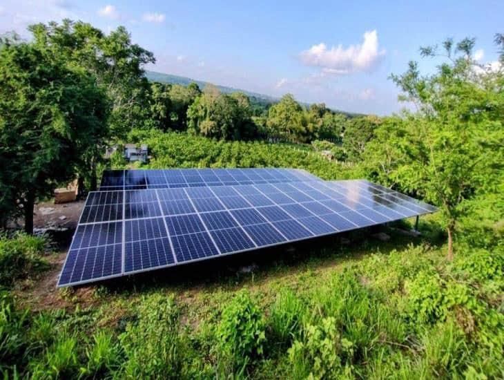 CFE entrega paneles solares a Soledad de Doblado; ayudarán a bombas de agua