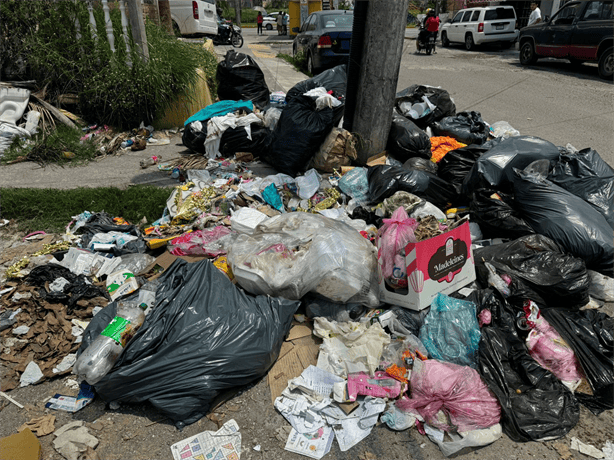 Vecinos de la colonia Astillero en Veracruz piden ayuda urgente ante acumulación de basura