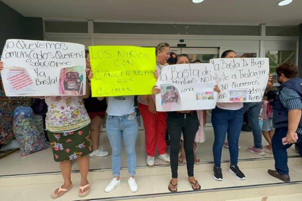 Protestan padres de niños con cáncer en el Hospital Infantil de Veracruz por falta de aire acondicionado | VIDEO