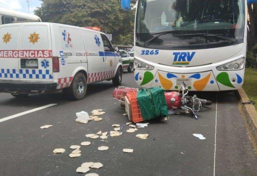 ¡Las tortillas! Se accidenta motorrepartidor en avenida Lázaro Cárdenas de Xalapa