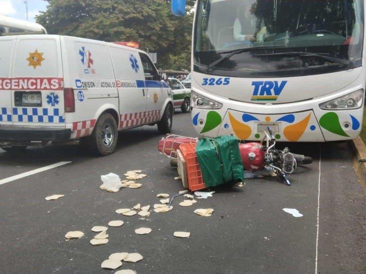 ¡Las tortillas! Se accidenta motorrepartidor en avenida Lázaro Cárdenas de Xalapa