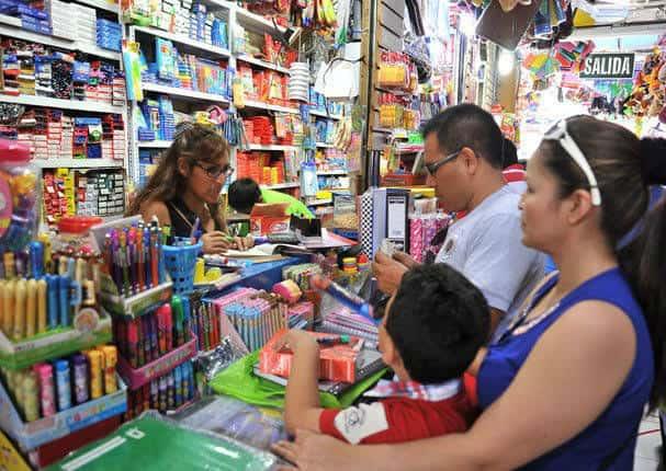 Padres de familia se preparan para la compra de útiles escolares