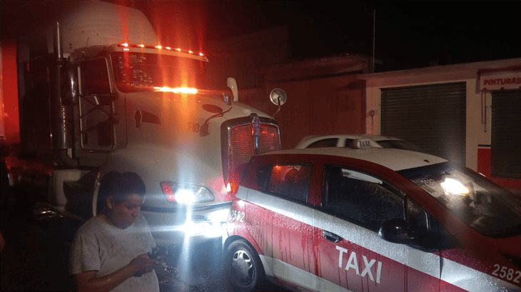 Tráiler choca por alcance contra un taxi en Rafael Delgado