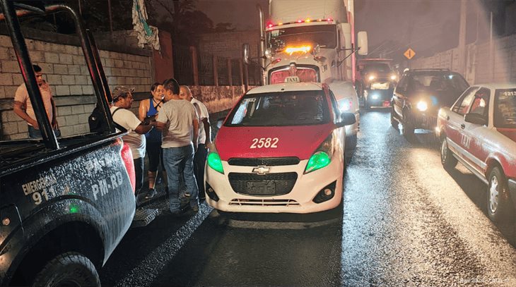 Tráiler choca por alcance contra un taxi en Rafael Delgado